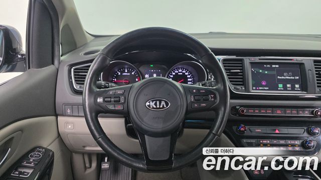 Kia Canival 9-seater Prestige — photo 1 of 20