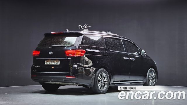 Kia Canival 11-Seater Prestige — photo 1 of 30