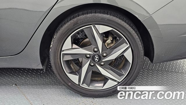 Hyundai AVANTE 1.6 — photo 1 of 32