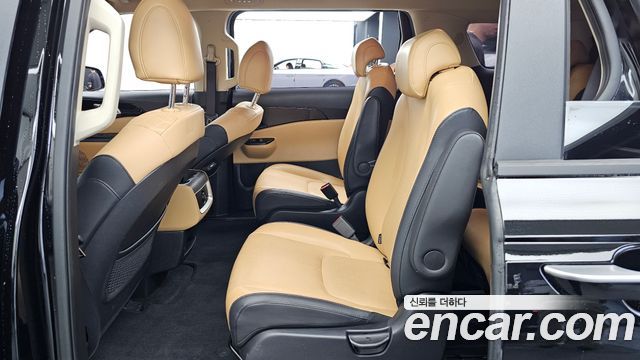Kia Canival 9-Seater Prestige — photo 1 of 31