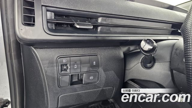 Hyundai Staria Cargo 5-Seater — photo 1 of 32