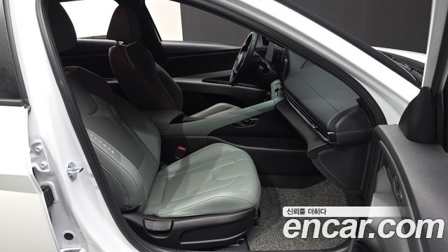 Hyundai AVANTE 1.6 — photo 1 of 32