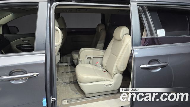 Kia Canival 11-seater Deluxe — photo 1 of 20