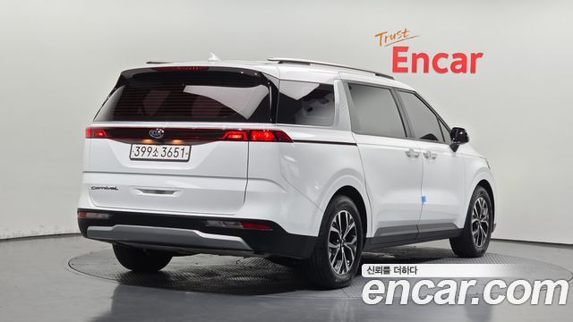Kia Canival Diesel 9-Seater Prestige — photo 1 of 30