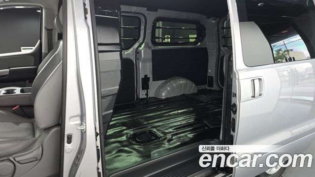 Hyundai Starex Van 3-Seater — photo 1 of 30