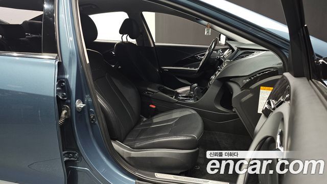Hyundai Grandeur Premium — photo 1 of 31