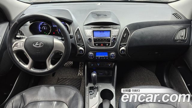 2010 Hyundai Tucson Diesel 2WD LX20, photograph 2