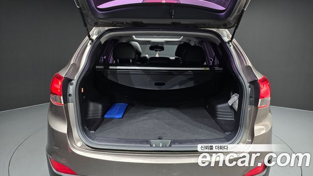 2010 Hyundai Tucson Diesel 2WD LX20, photograph 3