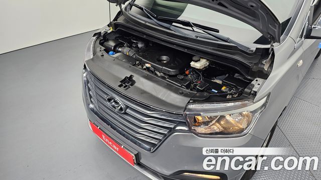 Hyundai Starex Van 5-Seater — photo 1 of 31