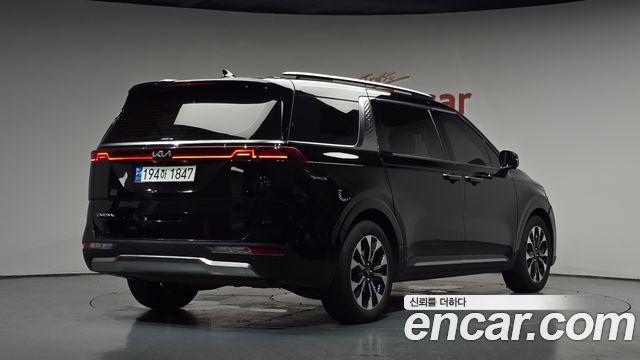 Kia Canival Diesel 9-Seater Signature — photo 1 of 32