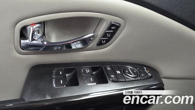 Kia Canival Gasoline 7-Seater Limousine — photo 1 of 35