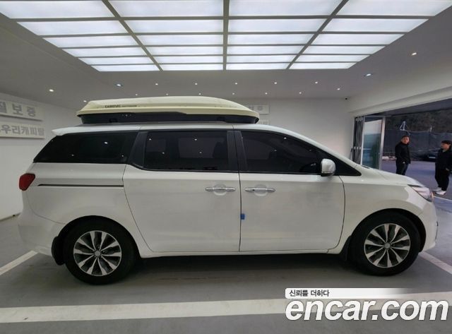 Kia Canival 9-seater Outdoor — photo 1 of 20