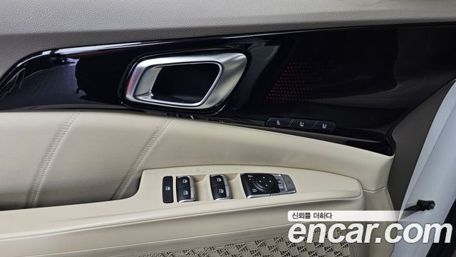 Kia Canival Gasoline 7-Seater Hi Limousine — photo 1 of 39