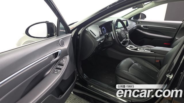 Hyundai Sonata 2.0 — photo 1 of 32