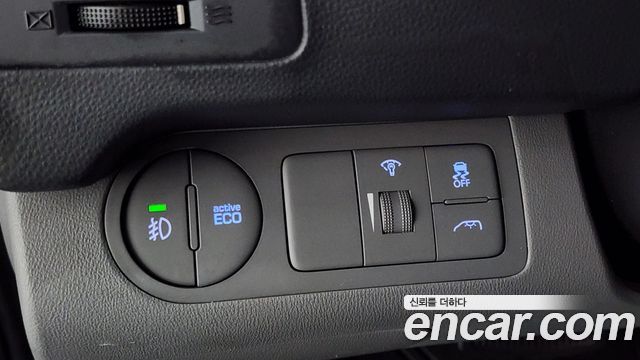 Hyundai Starex Van 5-Seater — photo 1 of 30