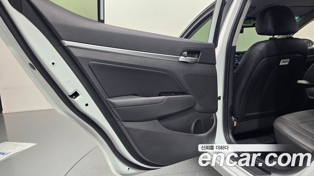 Hyundai AVANTE 1.6 — photo 1 of 30