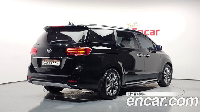 Kia Canival 9-Seater Luxury — photo 1 of 20