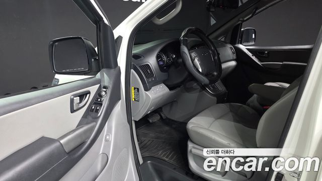 Hyundai Starex Van 3-Seater — photo 1 of 32