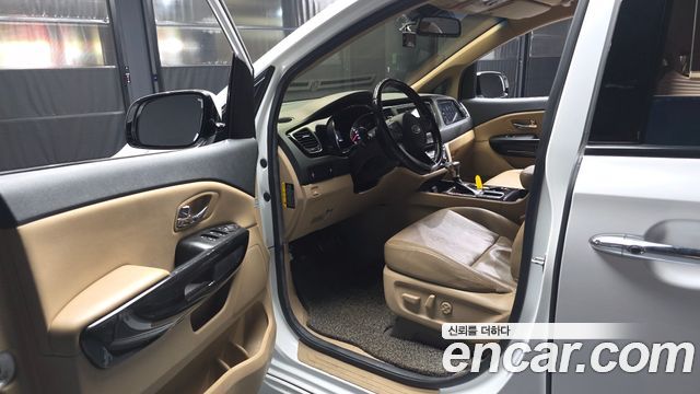 Kia Canival 9-Seater Hi-Limousine — photo 1 of 20