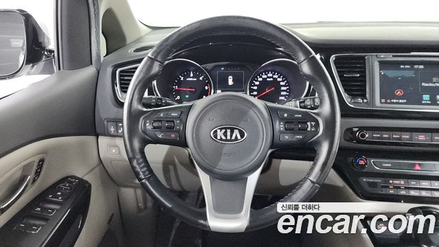 Kia Canival 9-seater Noblesse — photo 1 of 19