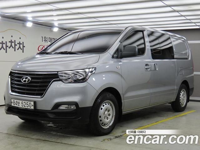 Hyundai Starex Van 5-Seater — photo 1 of 18