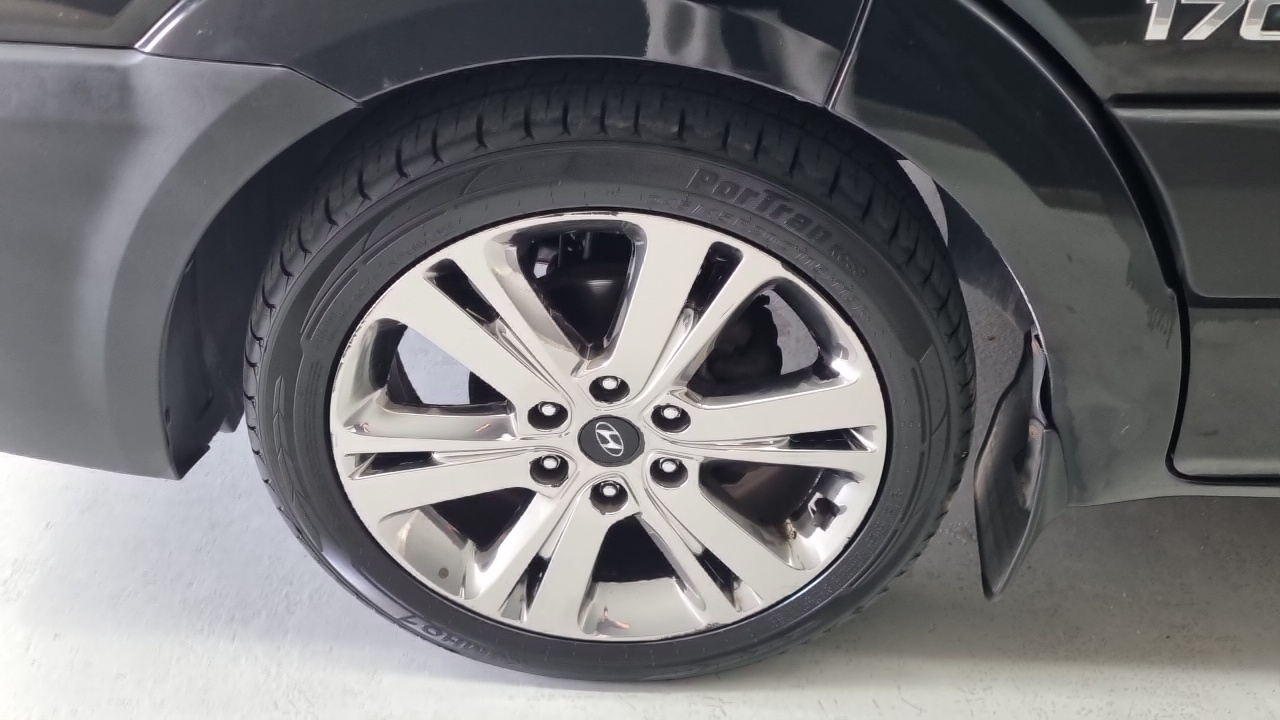 Hyundai Solati 15-seater — photo 1 of 18