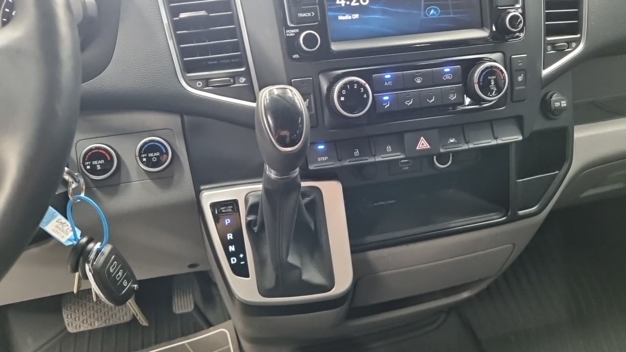 Hyundai Solati 15-seater — photo 1 of 18