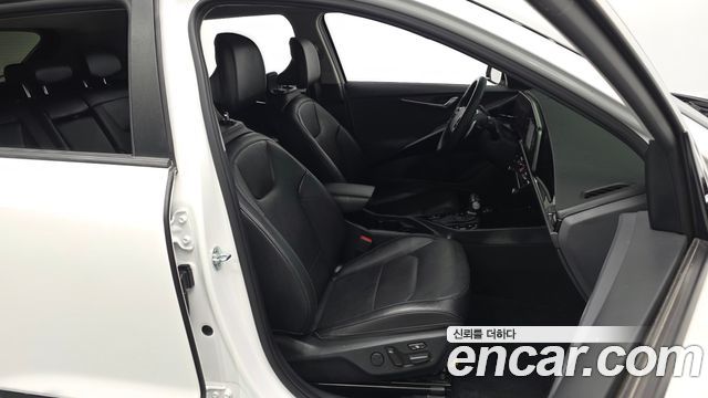 Kia Niro Prestige — photo 1 of 30