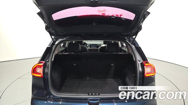 Kia Niro Prestige — photo 1 of 30