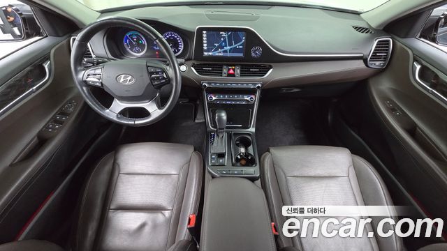 Hyundai Grandeur Premium — photo 1 of 32
