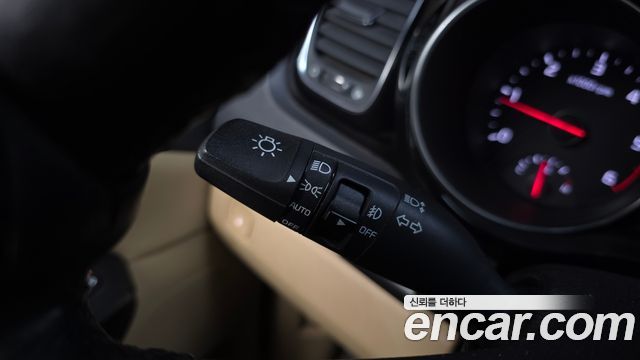 Kia Canival 11-seater Prestige — photo 1 of 38