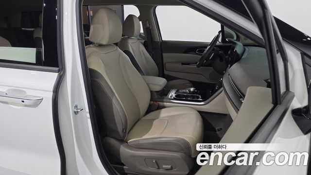 Kia Canival Gasoline 7-Seater Signature — photo 1 of 38