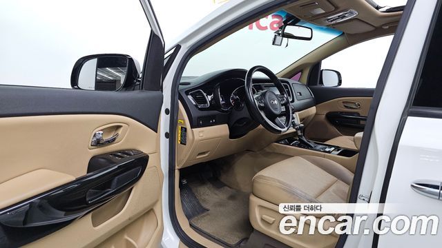 Kia Canival 9-seater Prestige — photo 1 of 31