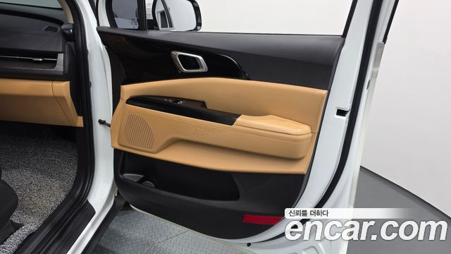 Kia Canival Diesel 9-Seater Prestige — photo 1 of 32