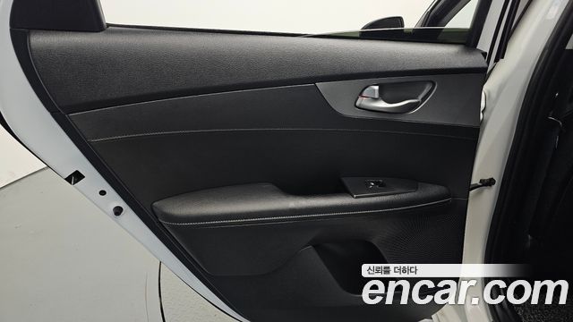 Kia K3 Trendy — photo 1 of 36