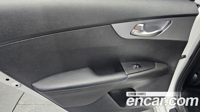 Kia K3 1.6 — photo 1 of 30