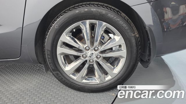 Kia Canival 9-seater Prestige — photo 1 of 37