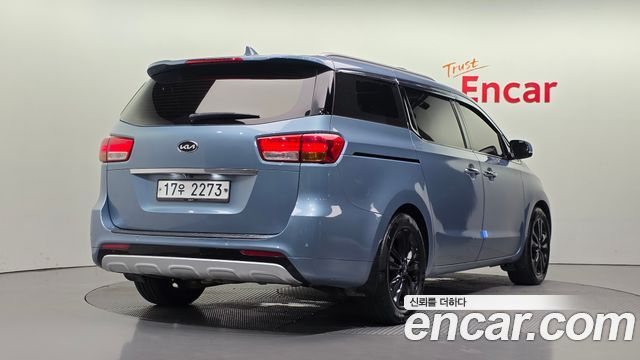 Kia Canival 9-seater Prestige — photo 1 of 34
