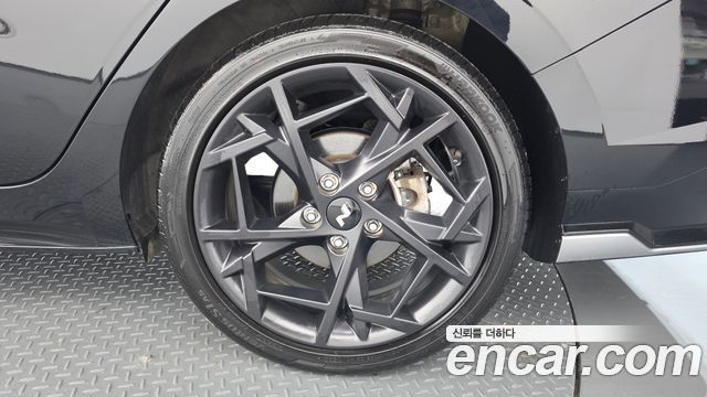 Hyundai AVANTE 1.6 — photo 1 of 31