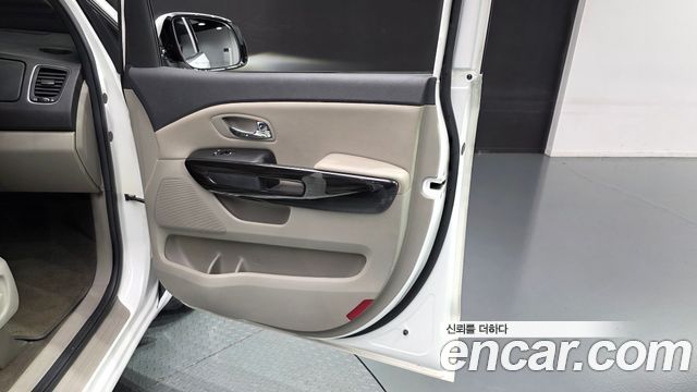Kia Canival 9-Seater Prstige — photo 1 of 31