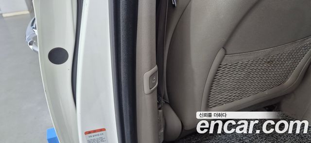 Kia Canival Gasoline 7-seater Limousine — photo 1 of 20