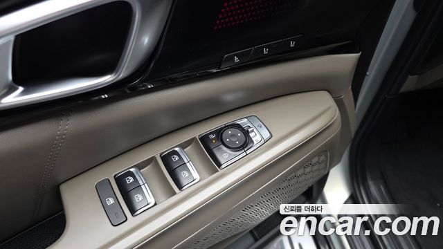 Kia Canival Gasoline 9-Seater Signature — photo 1 of 33