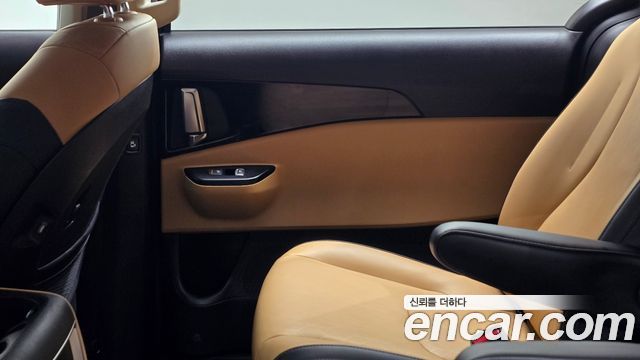 Kia Canival Gasoline 9-Seater Prestige — photo 1 of 30