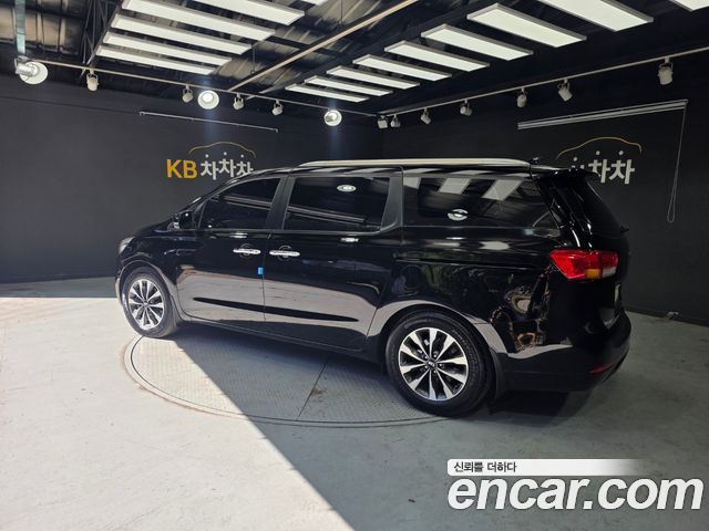Kia Canival 11-seater Prestige — photo 1 of 20