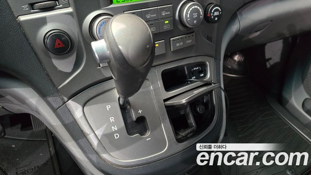 Hyundai Starex 11-Seater Wagon — photo 1 of 20