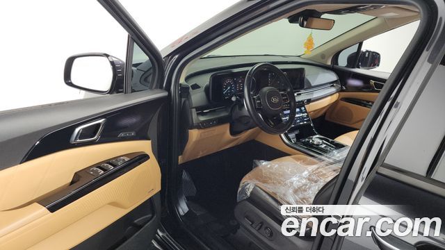 Kia Canival 7-Seater Signature — photo 1 of 20