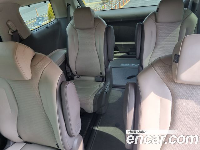 Kia Canival Diesel 9-Seater Signature — photo 1 of 20