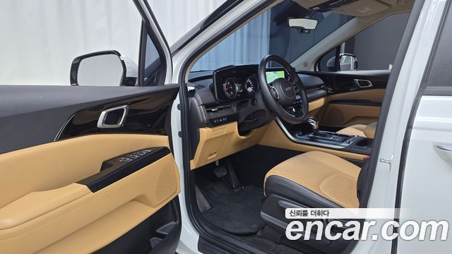 Kia Canival Diesel 9-Seater Prestige — photo 1 of 20
