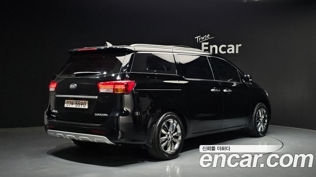 Kia Canival 7-seater Limousine — photo 1 of 20