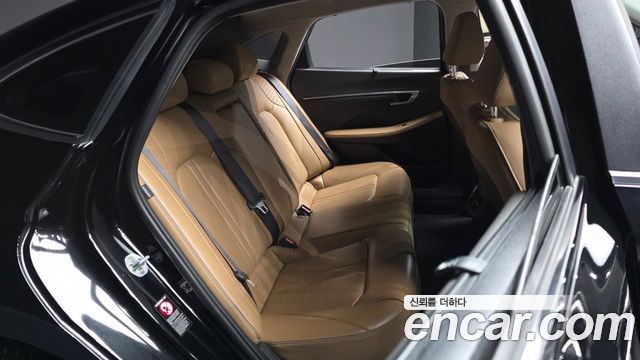 Hyundai Sonata 2.0 — photo 1 of 20